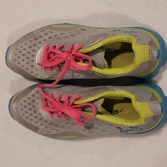 Women's Size 8 Under Armour Spine Sneakers - Picture 9 of 12